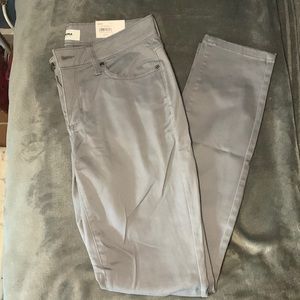 BRAND NEW: GRAY MID-RISE SKINNY JEANS